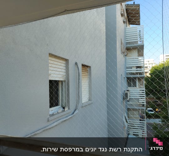 רשת הגנה על חלון למניעת כניסת יונים